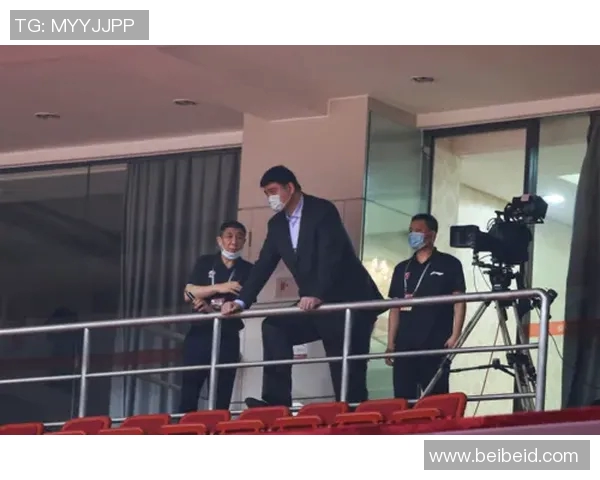 姚明携背包与口罩走街头展现运动员的时尚与责任感