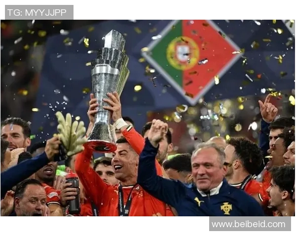 昔日足球巨星在绿茵场上的辉煌瞬间与传奇故事回顾